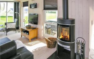 SpodsbjergにあるAwesome Home In Rudkbing With Saunaの家の中のリビングルーム(暖炉付)