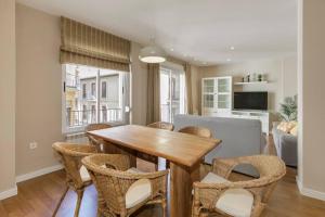 a dining room with a wooden table and chairs at Sara Love Downtown in Granada
