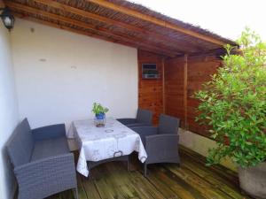 een patio met een tafel en twee stoelen en een tafel en stoelen bij Le Clos des Lavandes in Ruffey-lès-Beaune