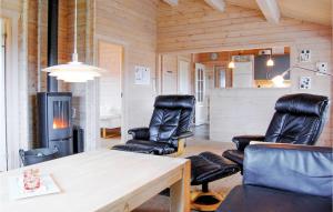 Setusvæði á Nice Home In Rudkbing With 4 Bedrooms, Sauna And Wifi