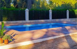 una piscina en un patio trasero con una valla en Awesome Home In Vilallonga With Kitchen, en Vilallonga (Villalonga)