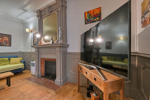 Una televisión o centro de entretenimiento en UtoPique - 2 min Palais des Papes - WiFi - Patio