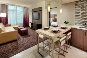 Habitación de hotel con cocina y sala de estar. en Residence Inn by Marriott at Anaheim Resort/Convention Center en Anaheim