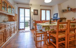 uma cozinha e sala de jantar com mesa e cadeiras em Beautiful Apartment In Lusiana Conco With House A Mountain View em Conco