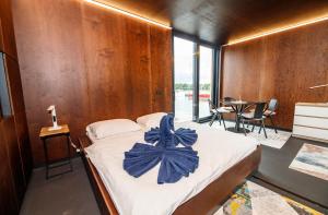 Modul Kometa في Hrdoňov: غرفة نوم مع سرير بالقوس الأزرق