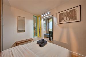 Una cama o camas en una habitación de UtoPique - 2 min Palais des Papes - WiFi - Patio