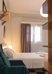 um quarto com uma cama e uma janela em Gtrip Glyfada Getaway Studio - 5045 em Atenas