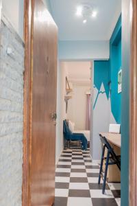 um corredor com uma porta de madeira e um piso xadrez em Gtrip Glyfada Getaway Studio - 5045 em Atenas