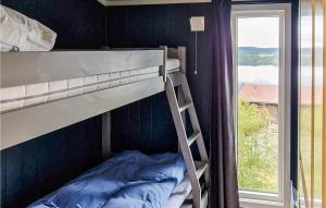 Etagenbett in einem Zimmer mit Fenster in der Unterkunft Lovely Home In Enebakk With Wifi in Omberg