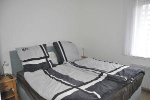 uma cama com cobertores a preto e branco em Ferienwohnung Fynns PeerLe em Bad Harzburg