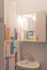uma casa de banho com um lavatório e um espelho em Gtrip Glyfada Getaway Studio - 5045 em Atenas