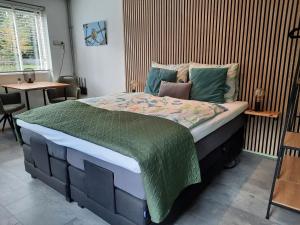 Tempat tidur dalam kamar di B&B Vogelhof