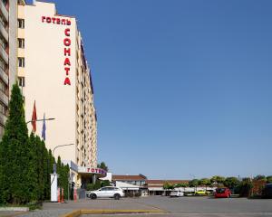 un hotel con un coche aparcado delante de él en Sonata Hotel & Restaurant "готель Соната" en Leópolis