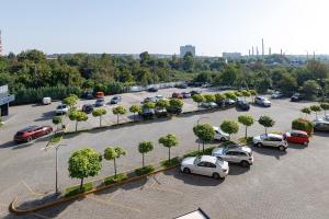 un estacionamiento con muchos autos estacionados en él en Sonata Hotel & Restaurant "готель Соната", en Leópolis