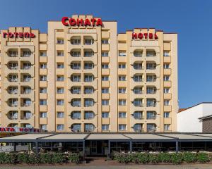 リヴィウにあるSonata Hotel & Restaurant "готель Соната"のホテルの上に看板があります。