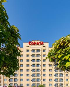un edificio con un cartel de canada encima en Sonata Hotel & Restaurant "готель Соната", en Leópolis