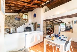a kitchen and dining room with a white table and chairs at Villa Casablanca in Montferrer