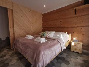 En eller flere senger på et rom på Tatra Wooden Apartment