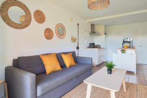 un soggiorno con divano e tavolo di Apartamento en Benagalbón con terraza by Alterhome a Torre de Benagalbón
