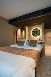 Letto o letti in una camera di Aux Etangs - Hôtel