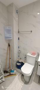 uma casa de banho com um WC branco num quarto em Appartement Ilyas em El Jadida