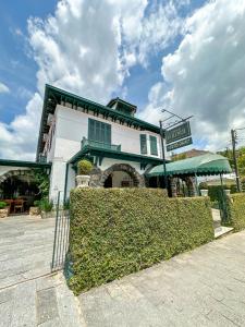 a building with a hedge in front of it at Pousada Catedral in Petrópolis