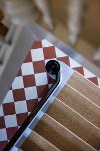 un cucchiaio nero seduto sopra un tavolo a scacchi di Hotel Ny Hattenæs a Silkeborg