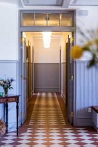 un pasillo con puertas y suelo a cuadros en Hotel Ny Hattenæs en Silkeborg