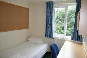 Postel nebo postele na pokoji v ubytování Aberystwyth University Bunkhouse