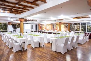 Restaurace v ubytování Forest Cottages + 37 fotografií