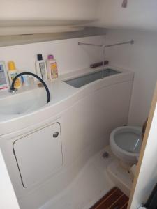 Ванна кімната в Jeanneau Sun Way 25