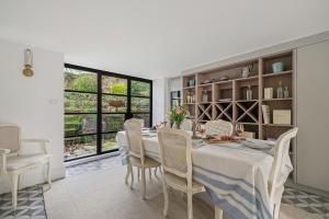 uma sala de jantar com uma mesa e cadeiras e uma janela em The Lodge em Strete