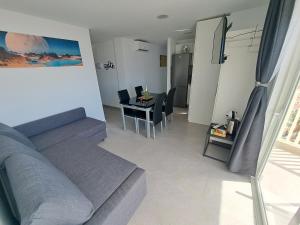 ein Wohnzimmer mit einem Sofa und einem Tisch in der Unterkunft Panoramic Floor - Las Americas in Playa de las Americas