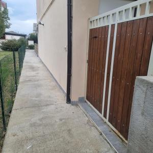 a wooden fence next to a sidewalk next to a house at Appartamento con Giardino, a 10 minuti dal Mare "PE" in Spoltore