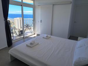 - une chambre avec un lit blanc et un balcon dans l'établissement Panoramic Floor - Las Americas, à Playa de las Americas