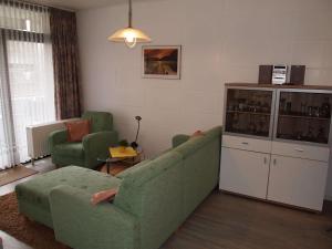 ein Wohnzimmer mit einem Sofa und 2 Stühlen in der Unterkunft Fewo 3 Sterne Mit Harzblick in Bad Harzburg