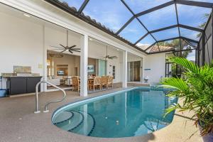 einen Innenpool in einem Haus mit Glasdecke in der Unterkunft Gulf Access, Heated Saltwater Pool, Mini golf, Movie Room, Sleeps 10 - Cape Coral Beach House in Cape Coral