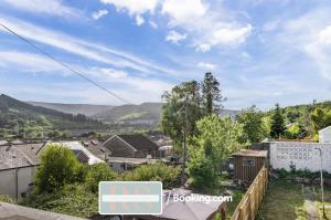 uma vista da varanda de uma casa com montanhas ao fundo em Contractors Accommodation South Wales By Rutland Stays Short Lets & Serviced Accommodation Pentre em Treorky