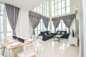 sala de estar con mesa, sillas y sofá en 1Medini Theme Suite by Nest Home【LEGOLAND】 en Nusajaya
