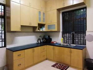 Virtuvė arba virtuvėlė apgyvendinimo įstaigoje Pinang Beach Home @ Ferringhi