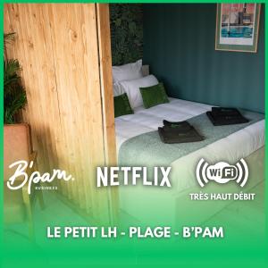 una camera da letto con un letto con due asciugamani sopra di LE PETIT LH - PLAGE - B'PAM a Le Havre
