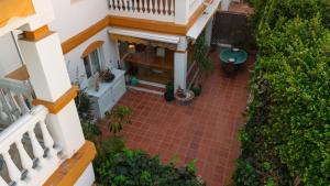 Balkón alebo terasa v ubytovaní Ground floor holiday apartment with terrace and pool in Puerto Banús, Marbella