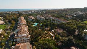 Pohľad z vtáčej perspektívy na ubytovanie Ground floor holiday apartment with terrace and pool in Puerto Banús, Marbella