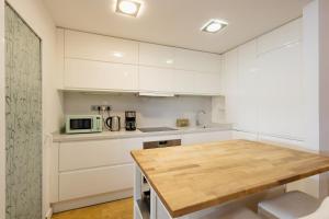 Kuchyňa alebo kuchynka v ubytovaní Ground floor holiday apartment with terrace and pool in Puerto Banús, Marbella