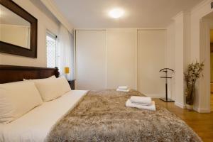 Posteľ alebo postele v izbe v ubytovaní Ground floor holiday apartment with terrace and pool in Puerto Banús, Marbella