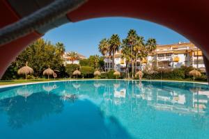 Bazén v ubytovaní Ground floor holiday apartment with terrace and pool in Puerto Banús, Marbella alebo v jeho blízkosti