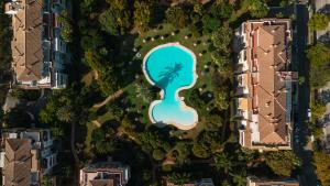 Bazén v ubytovaní Ground floor holiday apartment with terrace and pool in Puerto Banús, Marbella alebo v jeho blízkosti