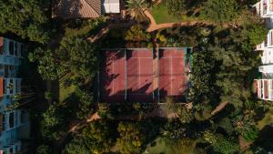 Tenis alebo squash v ubytovaní Ground floor holiday apartment with terrace and pool in Puerto Banús, Marbella alebo jeho okolí