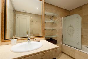 Kúpeľňa v ubytovaní Ground floor holiday apartment with terrace and pool in Puerto Banús, Marbella