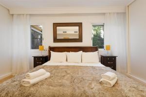 Posteľ alebo postele v izbe v ubytovaní Ground floor holiday apartment with terrace and pool in Puerto Banús, Marbella + 27 fotografií